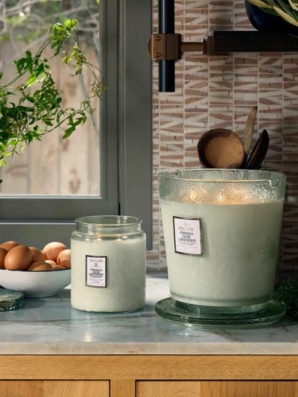 Handgemaakte 2-lonts geurkaars Japonica Collection (cade hout, verbena en lavendel)^Voluspa New