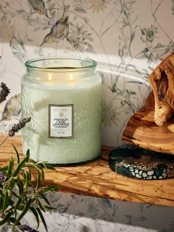 Handgemaakte 2-lonts geurkaars Japonica Collection (cade hout, verbena en lavendel)^Voluspa New