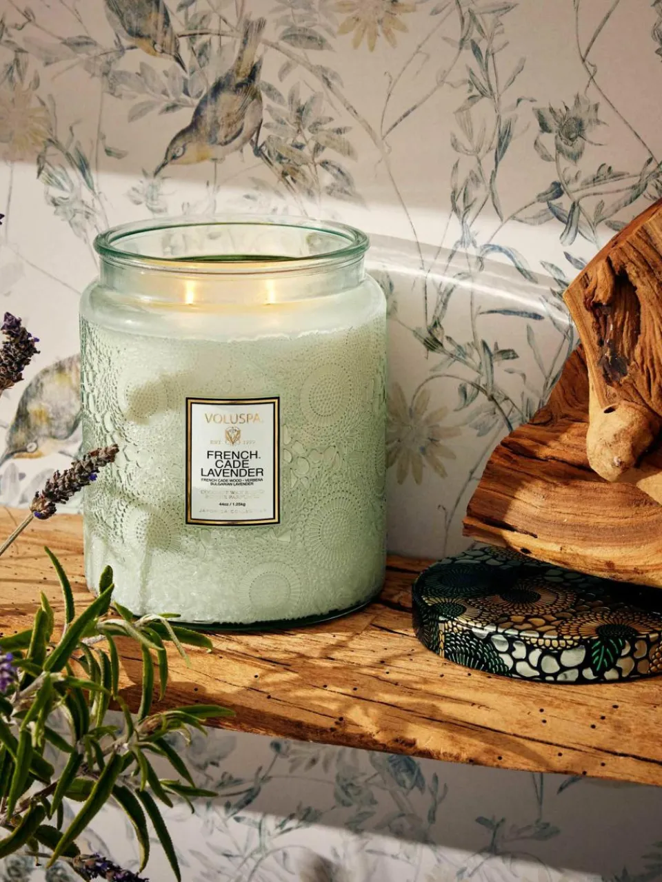 Handgemaakte 2-lonts geurkaars Japonica Collection (cade hout, verbena en lavendel)^Voluspa New