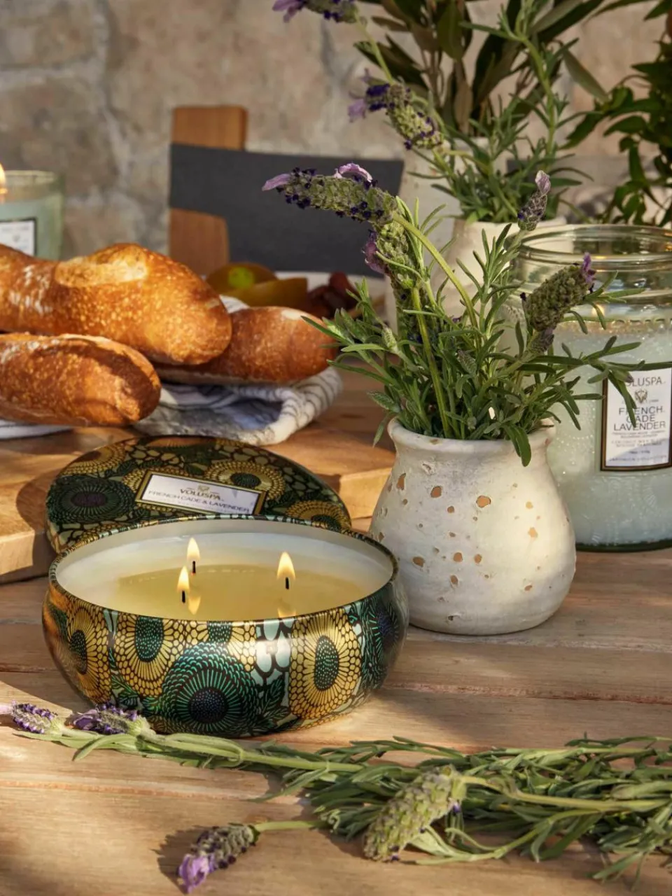 Handgemaakte 3-lonts geurkaars Japonica Collection (cade hout, verbena & lavendel)^Voluspa Online