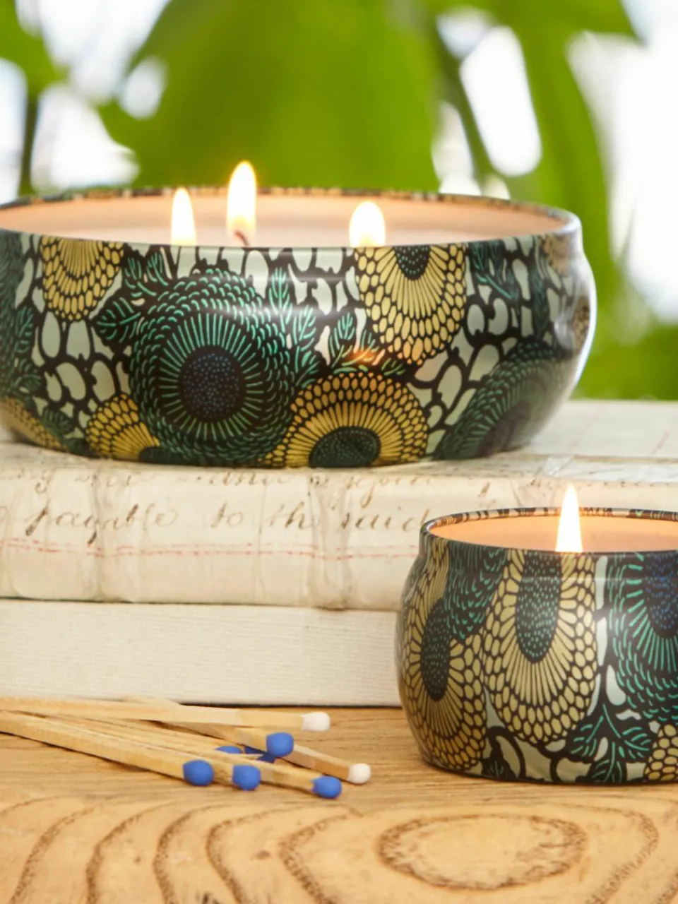 Handgemaakte 3-lonts geurkaars Japonica Collection (cade hout, verbena & lavendel)^Voluspa Online
