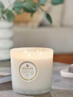 Handgemaakte 3-lonts geurkaars Maison Blanc (eucalyptus, kardemom, saliekleurig & hinoki-schors)^Voluspa Online