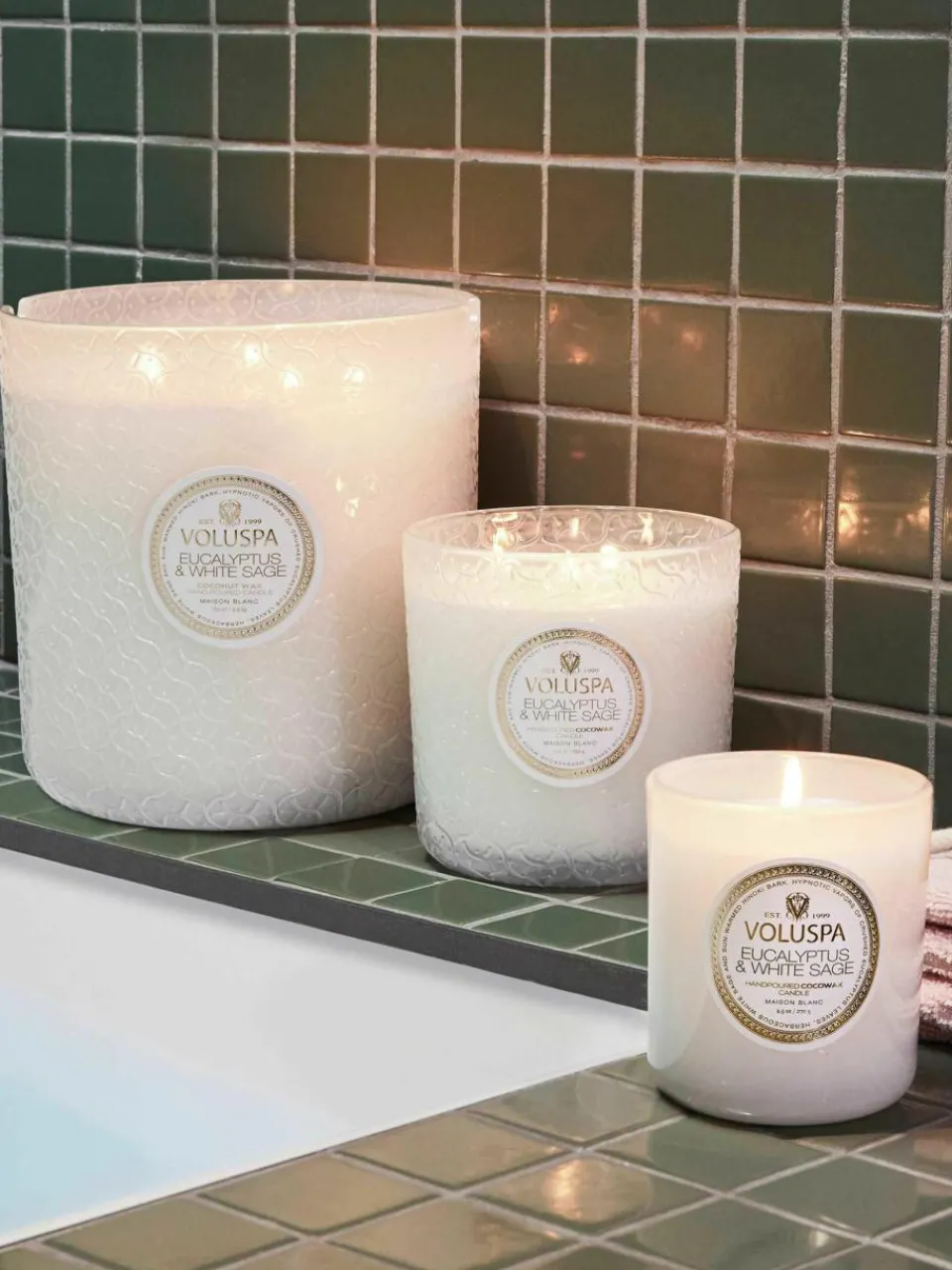 Handgemaakte 3-lonts geurkaars Maison Blanc (eucalyptus, kardemom, saliekleurig & hinoki-schors)^Voluspa Online