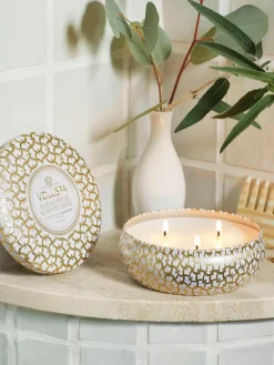 Handgemaakte 3-lonts geurkaars Maison Blanc (eucalyptus, kardemom, saliekleurig & hinoki-schors)^Voluspa Outlet