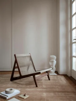 Handgemaakte loungefauteuil MR01 Initial van walnoothout met stoelkussen^GUBI Best