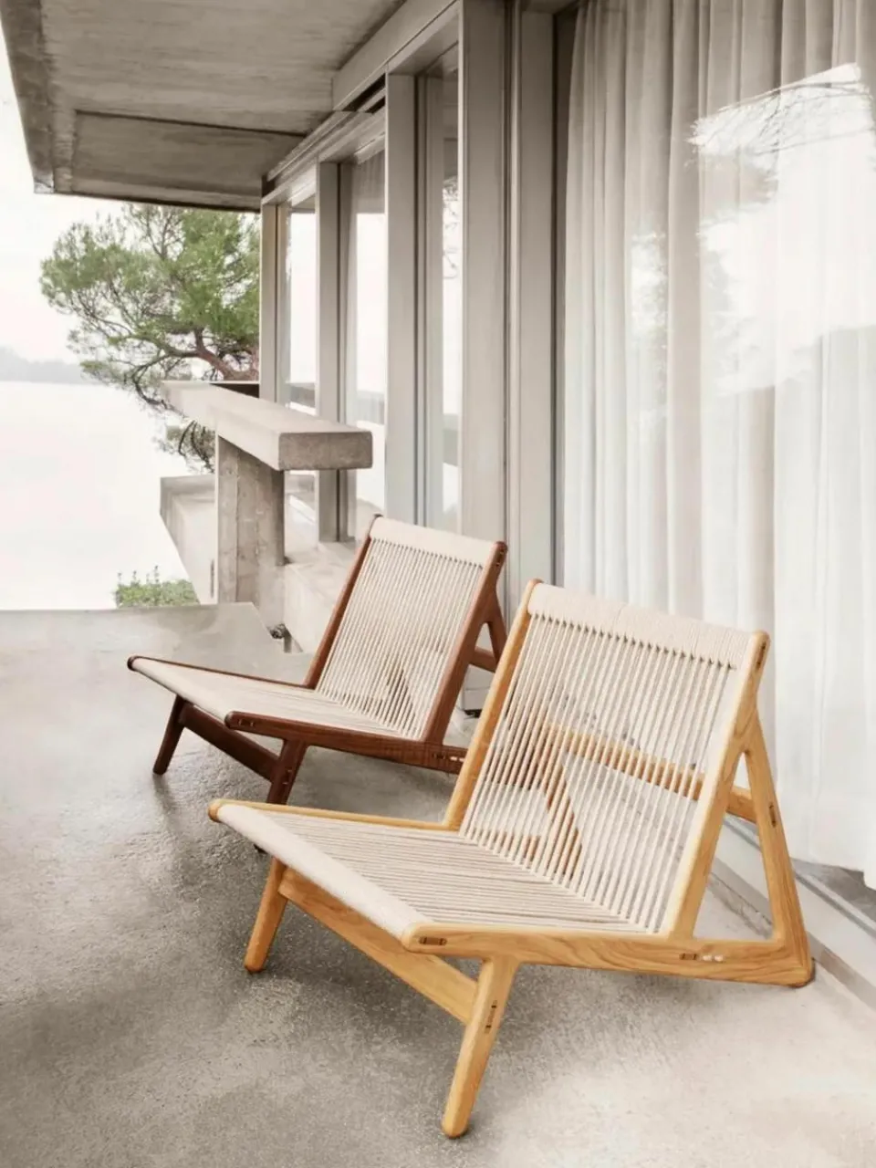 Handgemaakte loungefauteuil MR01 Initial van walnoothout met stoelkussen^GUBI Best
