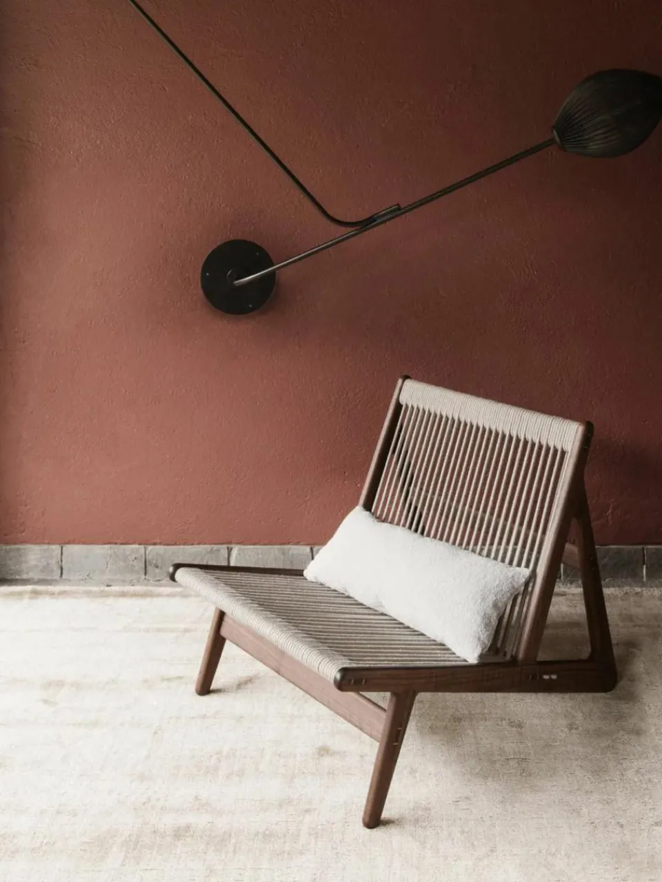 Handgemaakte loungefauteuil MR01 Initial van walnoothout met stoelkussen^GUBI Best