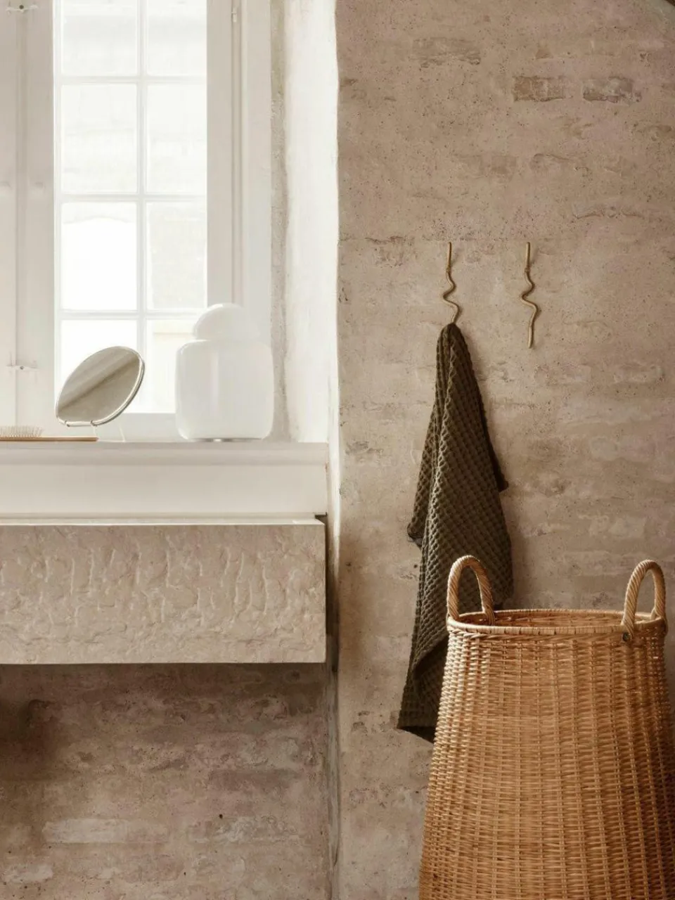 Handgemaakte messing wandhaak Curvature^ferm LIVING Online