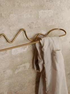Handgemaakte metalen wandhanddoekhouder Curvature^ferm LIVING Fashion