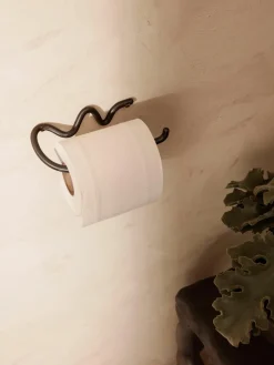 Handgemaakte metalen wandtoiletrolhouder Curvature^ferm LIVING Discount