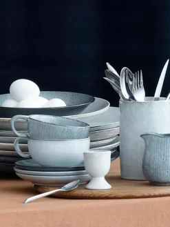 Handgemaakte theekopje Nordic Sand met schoteltje^Broste Copenhagen Online