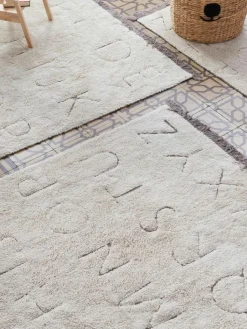 Handgetuft kindervloerkleed ABC met lettermotief, wasbaar^Lorena Canals Best