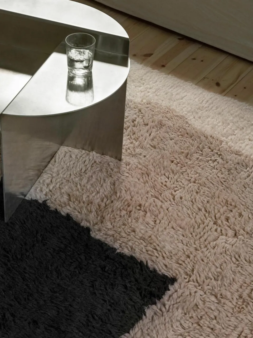 Handgeweven wollen vloerkleed Monolith^Nordic Knots Discount