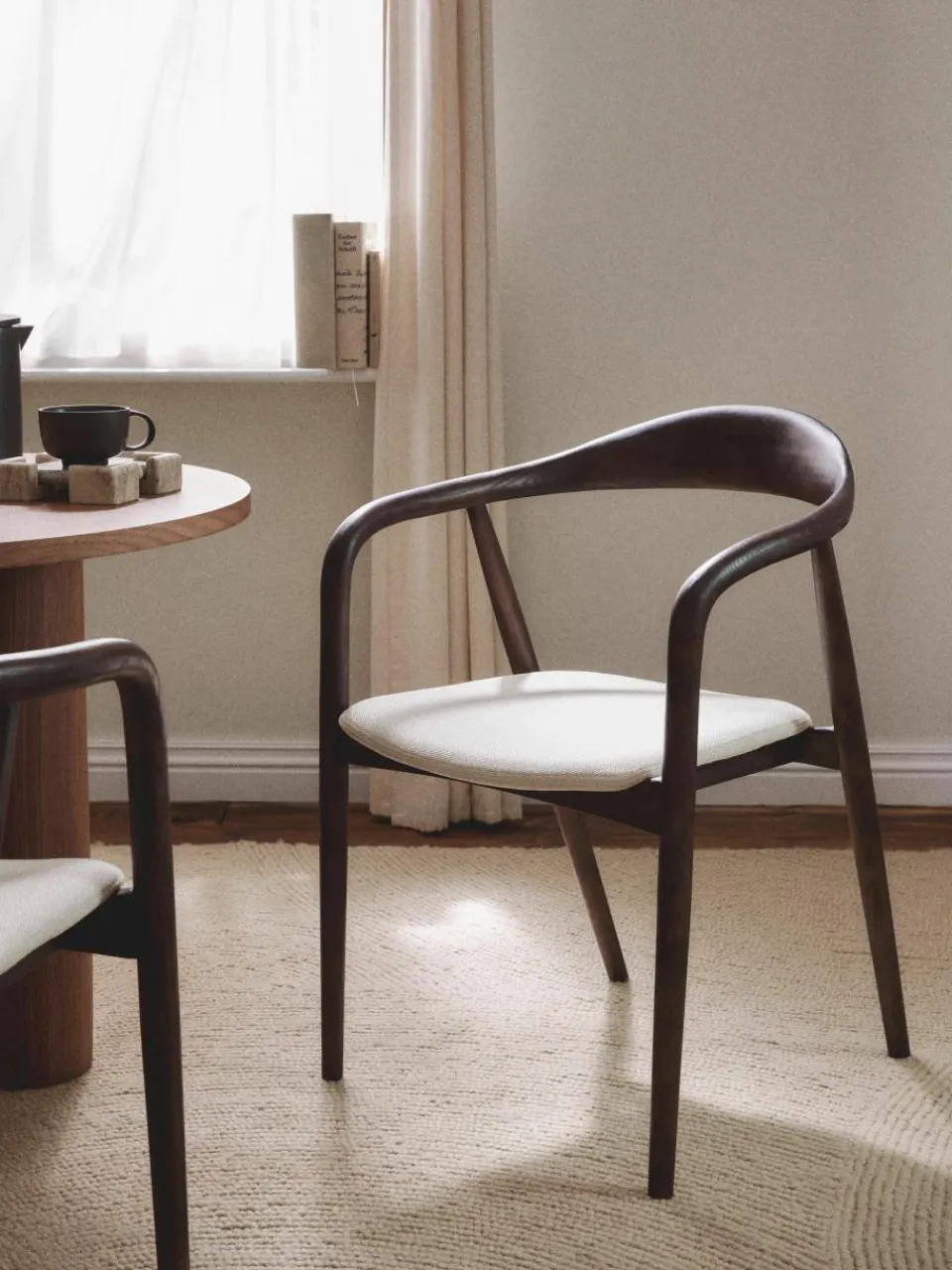Houten armstoel Angelina met gestoffeerde zitkussen^Westwing Collection Online