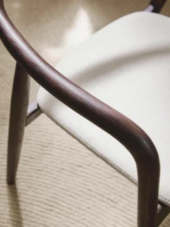 Houten armstoel Angelina met gestoffeerde zitkussen^Westwing Collection Online