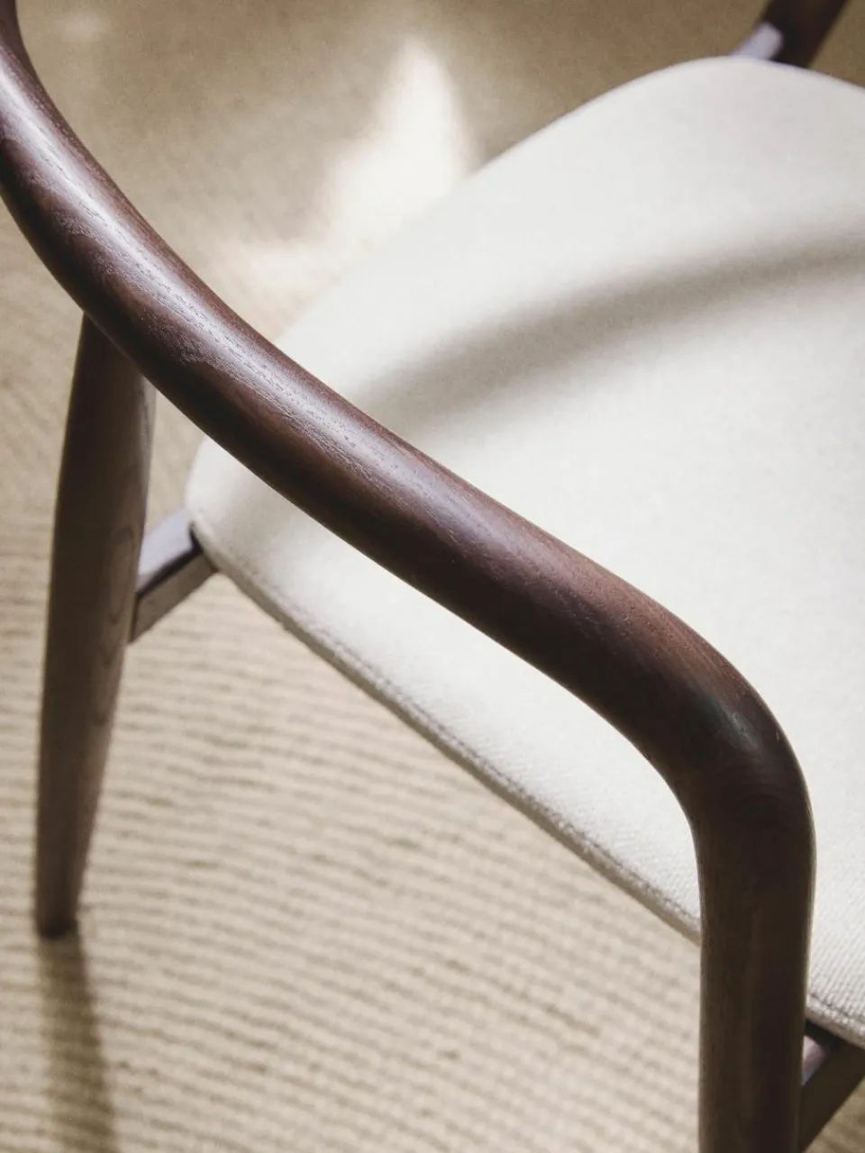 Houten armstoel Angelina met gestoffeerde zitkussen^Westwing Collection Online