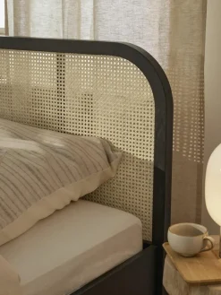 Houten bed Jones met hoofdeinde van Weens vlechtwerk^Westwing Collection Best