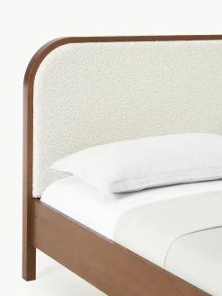 Houten bed Jones met hoofdeinde van bouclé^Westwing Collection Clearance