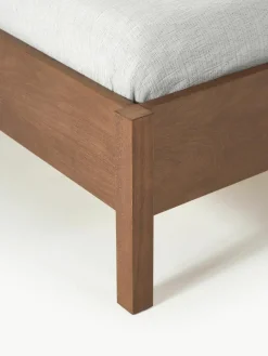 Houten bed Jones met hoofdeinde van bouclé^Westwing Collection Clearance