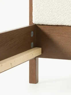 Houten bed Jones met hoofdeinde van bouclé^Westwing Collection Clearance