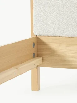 Houten bed Jones met hoofdeinde van bouclé^Westwing Collection Outlet