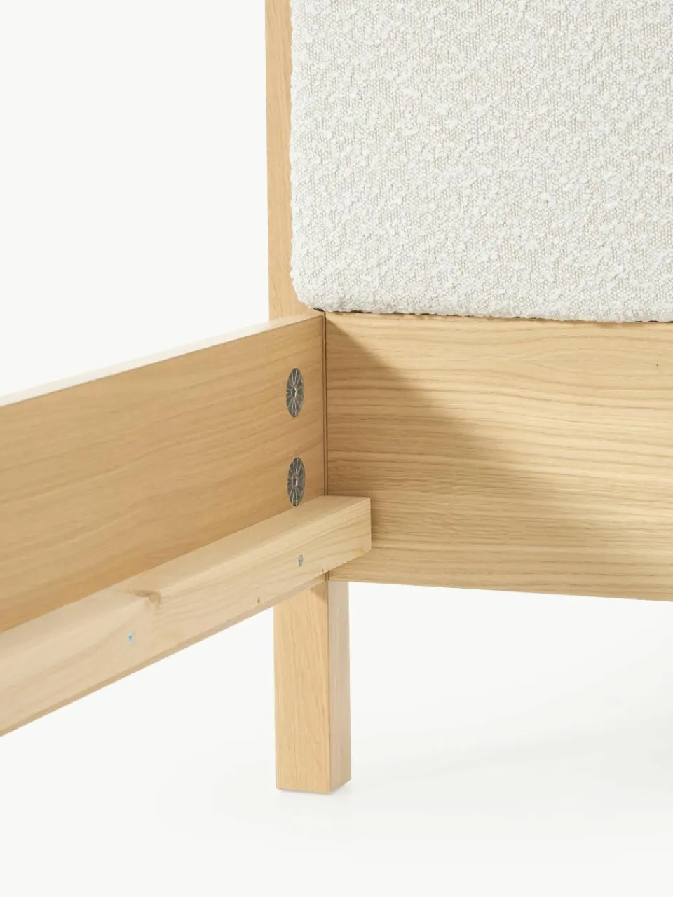 Houten bed Jones met hoofdeinde van bouclé^Westwing Collection Outlet