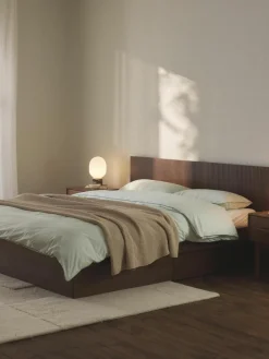 Houten bed Sato met lades en hoofdeinde^Westwing Collection Sale