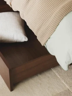 Houten bed Sato met lades en hoofdeinde^Westwing Collection Sale