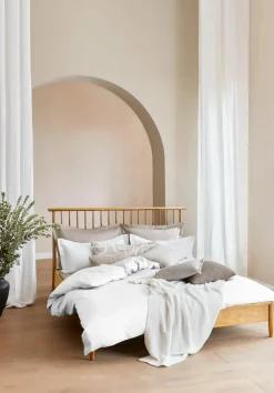 Houten bed Windsor met hoofdeinde van grenenhout^Westwing Collection Clearance
