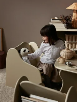 Houten kinderloungestoel Slope met boekenplank^ferm LIVING Kids Outlet
