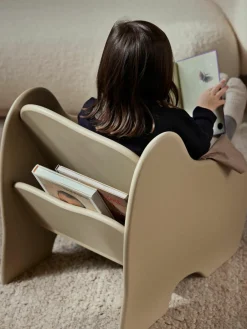 Houten kinderloungestoel Slope met boekenplank^ferm LIVING Kids Outlet