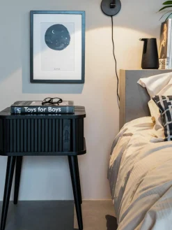 Houten nachtkastje Barbier met roldeur en gecanneleerde voorkant^Zuiver Best