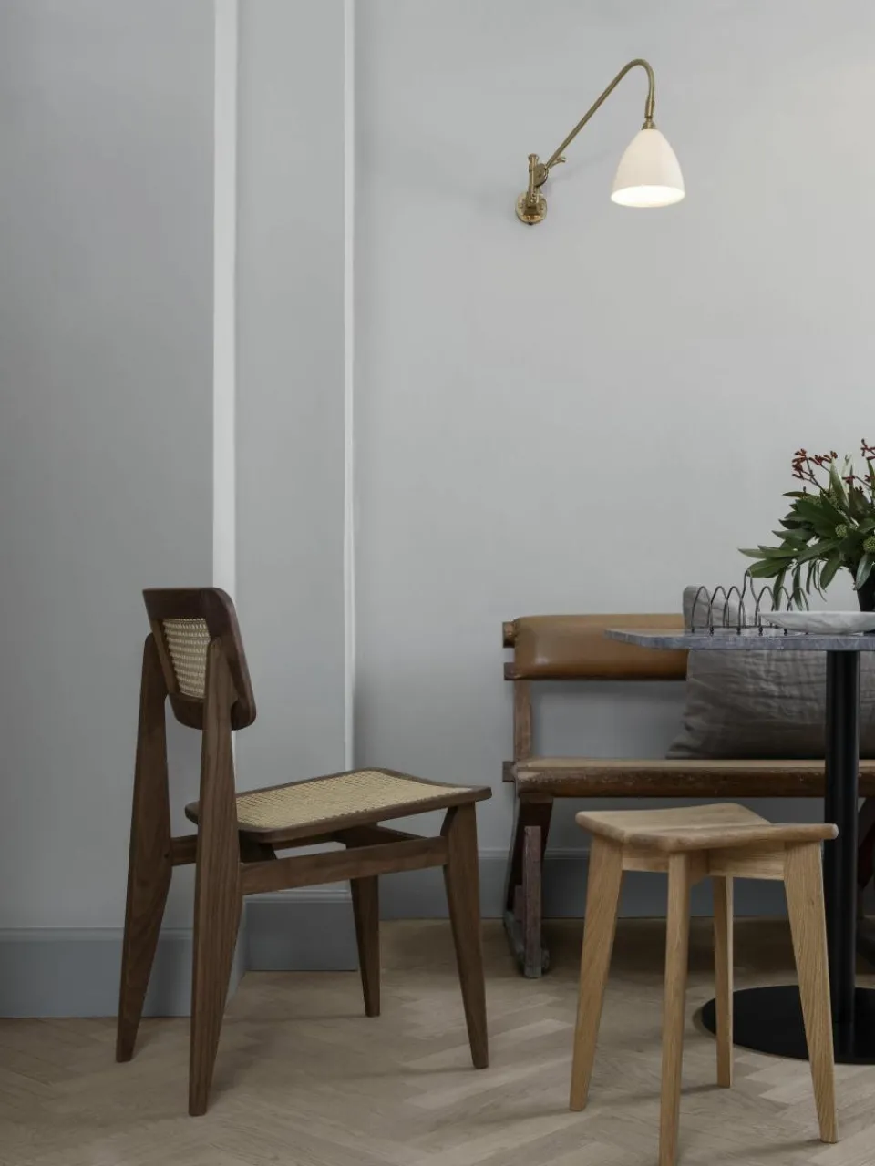Houten stoel C-Chair van walnoothout met Weens vlechtwerk^GUBI Online