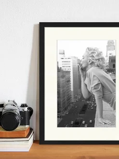 Ingelijste digitale print Marilyn At The Ambassador Hotel New York^Any Image Hot