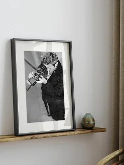 Ingelijste print James Dean met camera^Any Image Best