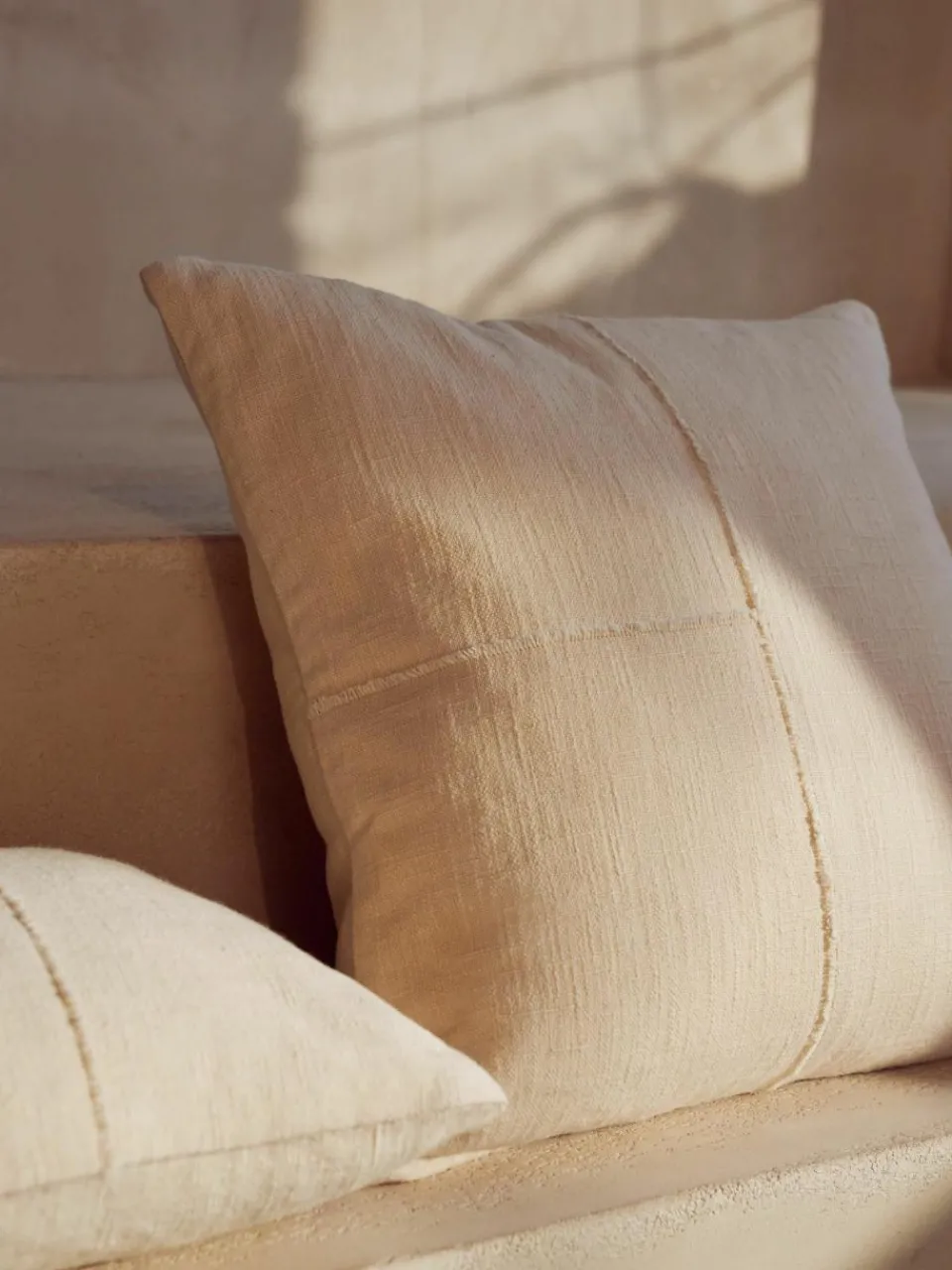 Katoenen kussenhoes Terre met decoratieve naad^Westwing Collection Best