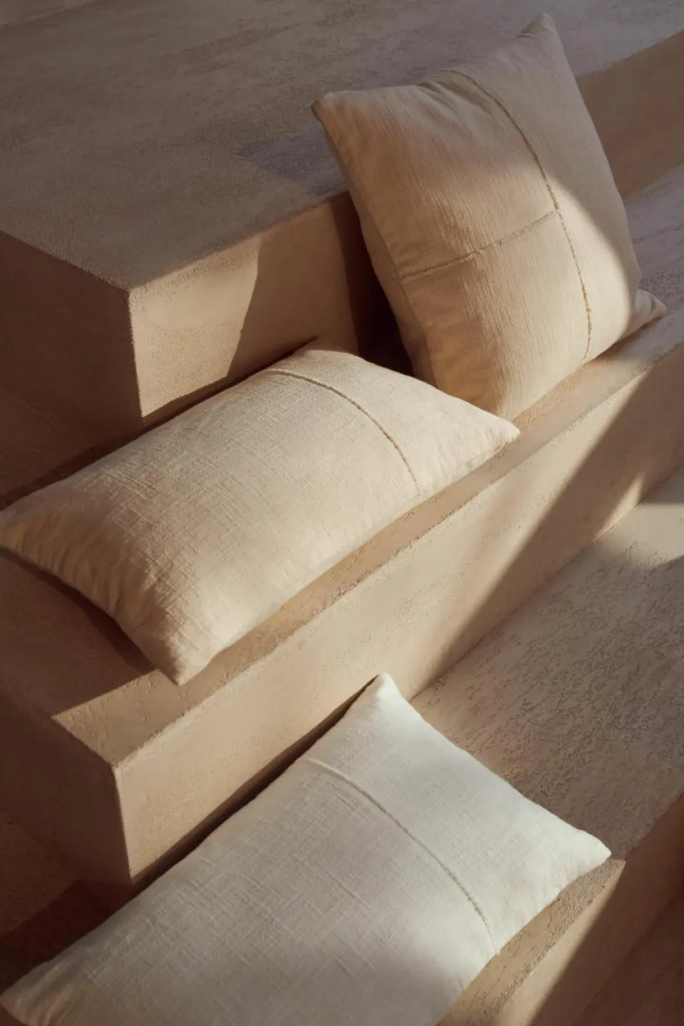 Katoenen kussenhoes Terre met decoratieve naad^Westwing Collection Best