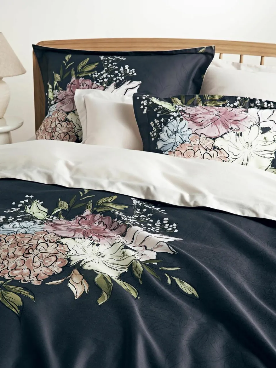 Katoenensatijnen dekbedovertrek Margot met bloemenprint^Westwing Collection Fashion