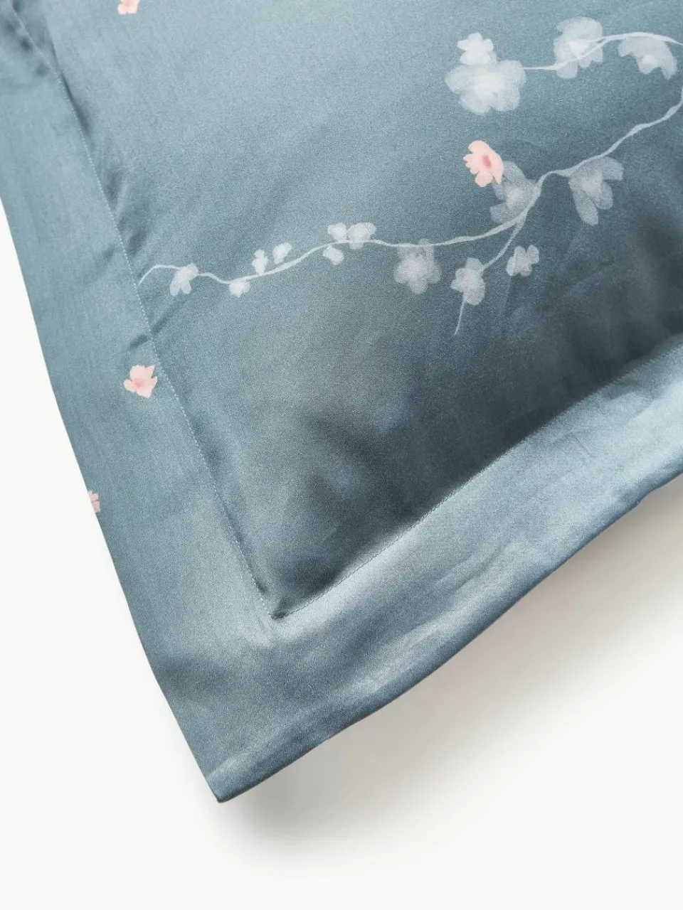 Katoenensatijnen kussenhoes Sakura met bloemenprint^Westwing Collection Clearance