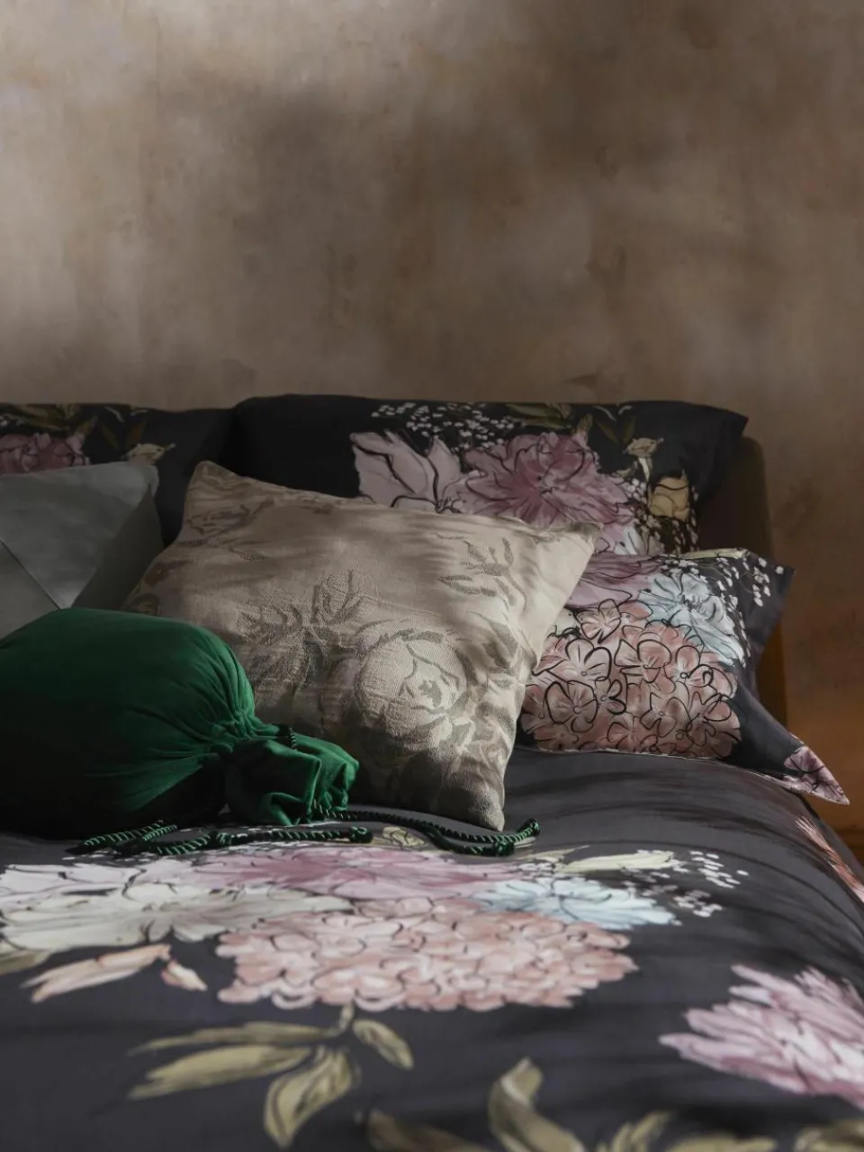 Katoenensatijnen kussenhoes Margot met bloemenprint^Westwing Collection Hot