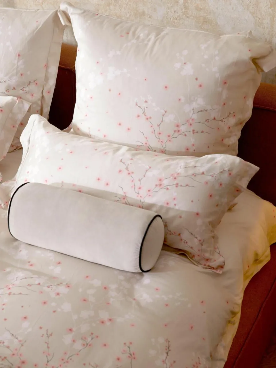 Katoenensatijnen kussenhoes Sakura met bloemenprint^Westwing Collection Fashion