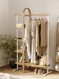 Kledingrek Bellwood uit eucalyptushout met plateaus^Umbra Discount