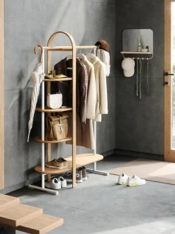 Kledingrek Bellwood uit eucalyptushout met plateaus^Umbra Discount