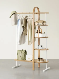 Kledingrek Bellwood uit eucalyptushout met plateaus^Umbra Discount