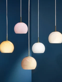 Kleine bolvormige hanglamp Ball, in verschillende formaten^Frandsen Hot