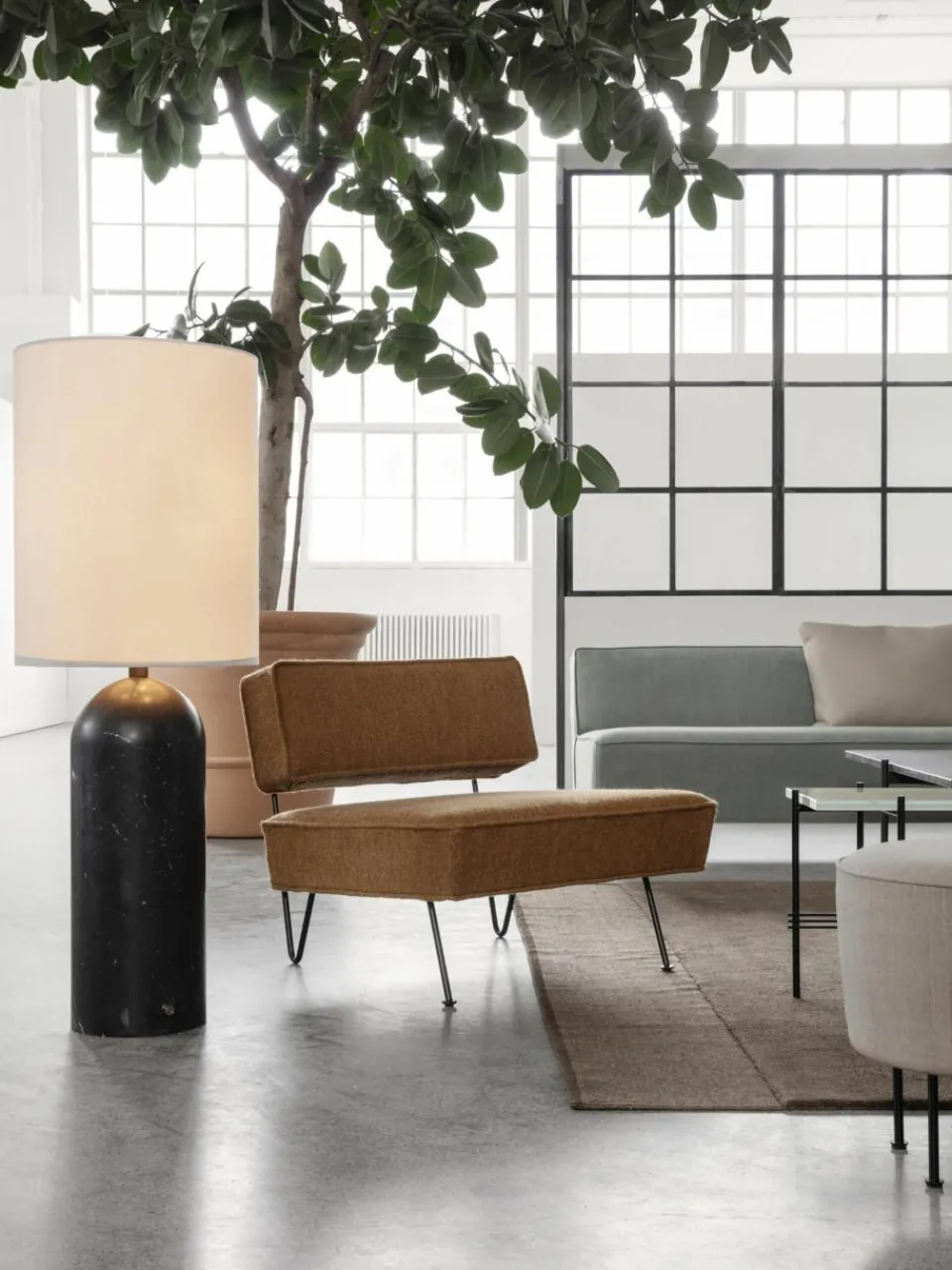 Kleine dimbare vloerlamp Gravity met marmeren voet^GUBI Sale