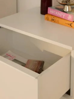 Kleine houten ladekast Elona^Westwing Collection Sale
