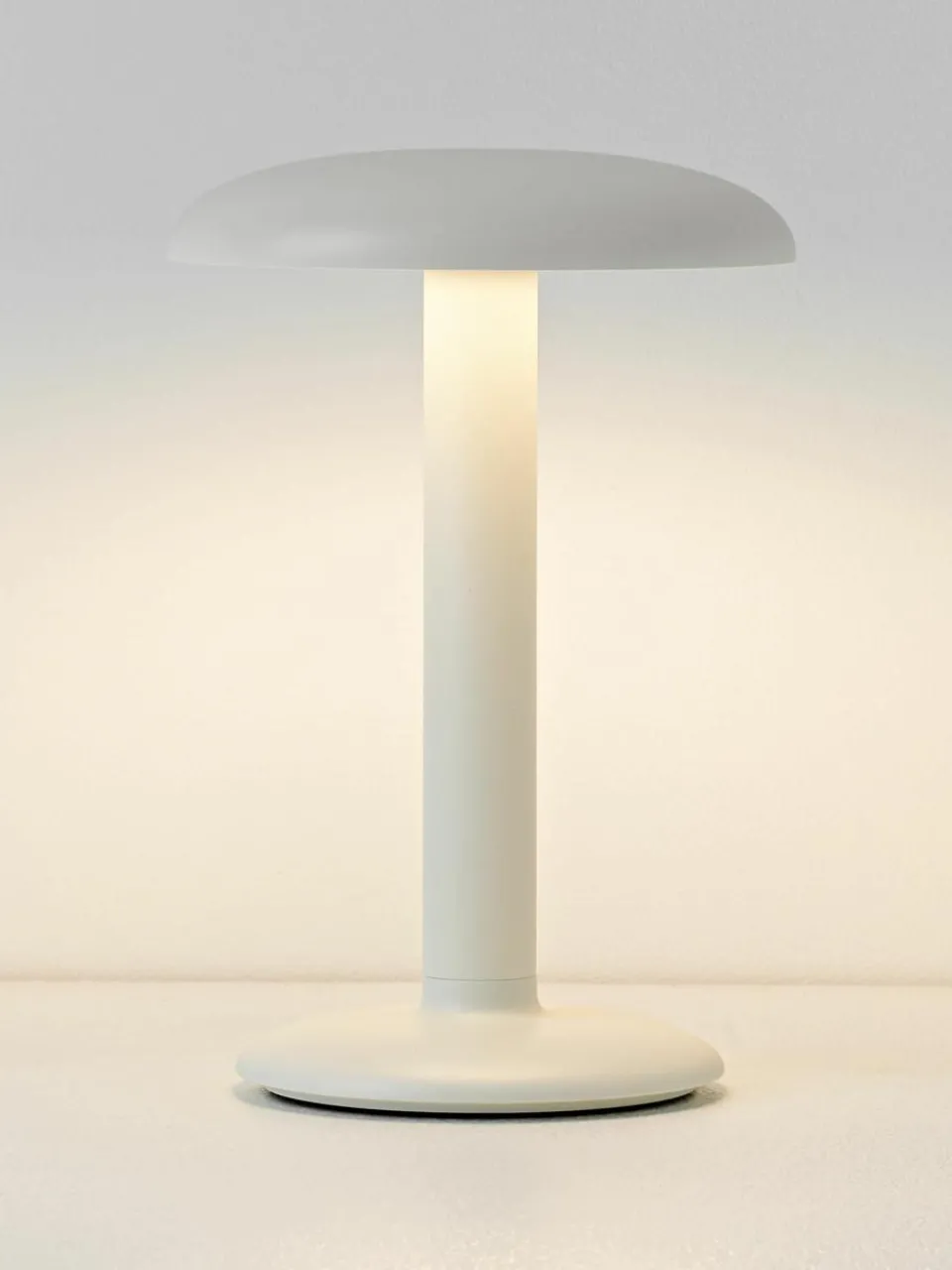 Kleine mobiele LED tafellamp Gustave, dimbaar^Flos Outlet