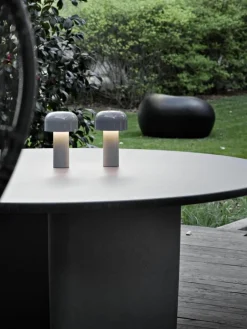 Kleine mobiele LED tafellamp Bellhop, dimbaar^Flos Hot