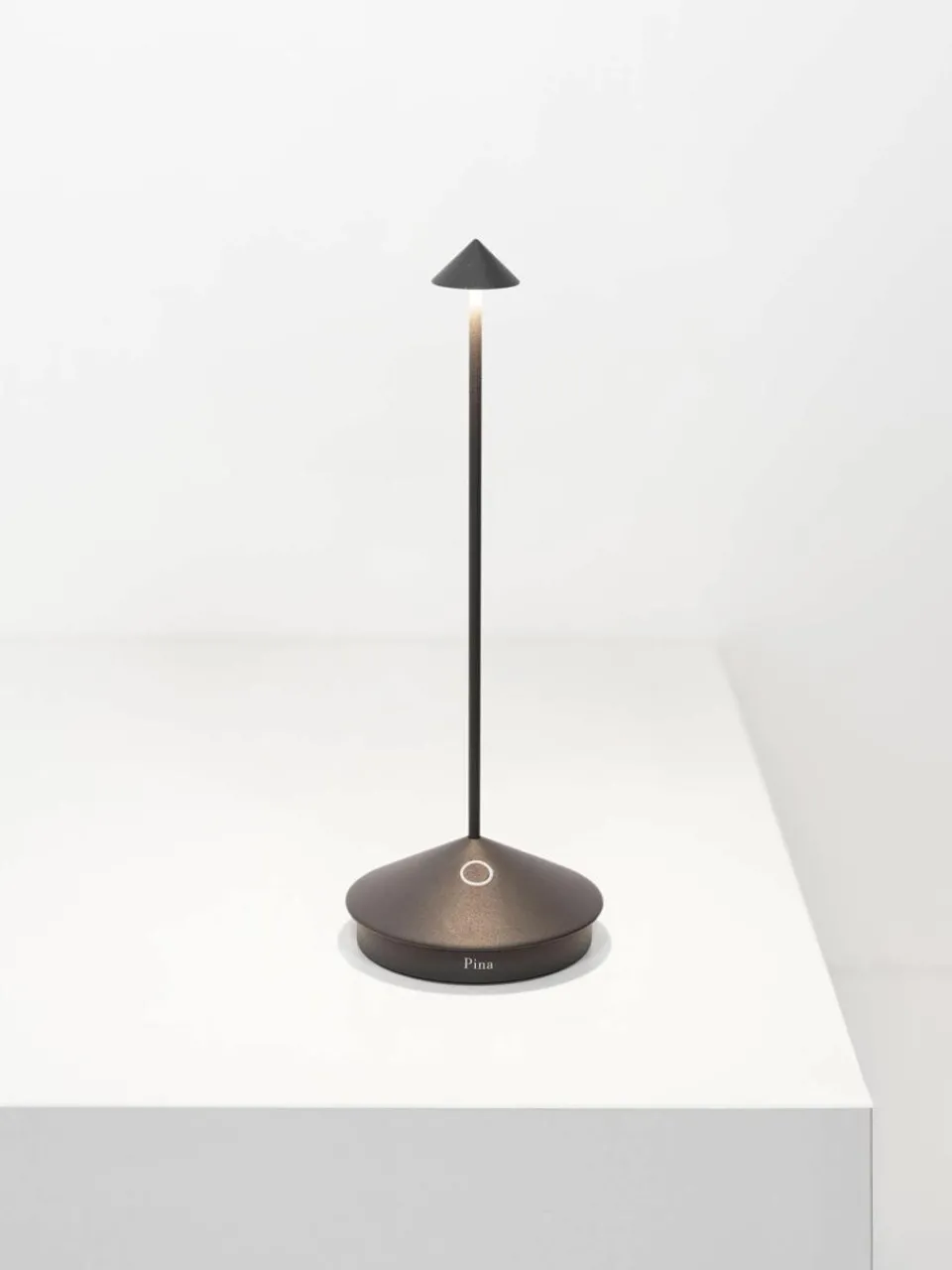 Kleine mobiele LED tafellamp Pina, dimbaar^zafferano Hot